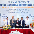 TS.LS. Đoàn Văn Bình ra mắt sách song ngữ “Bất động sản Việt Nam với người nước ngoài” và ủng hộ quỹ “Ngày mai tươi sáng” - Tập đoàn CEO